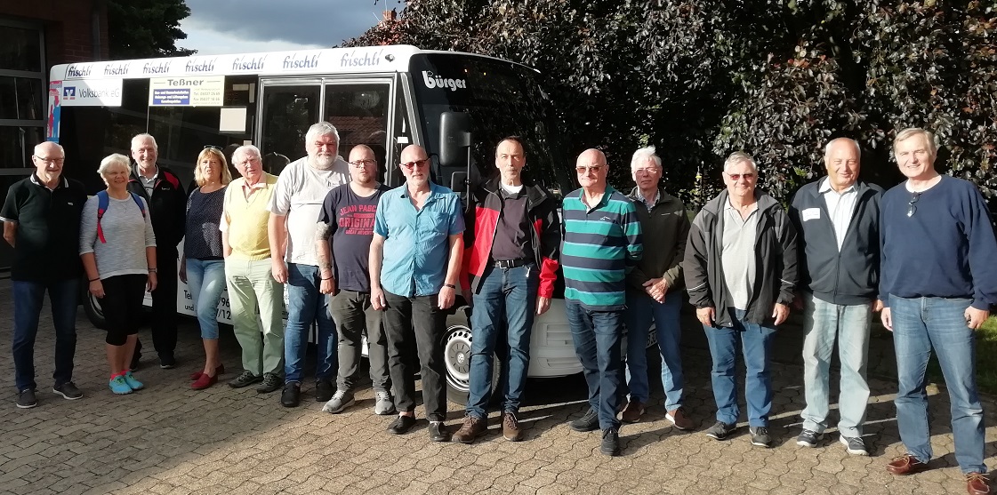 Aktive vor ihrem Bus